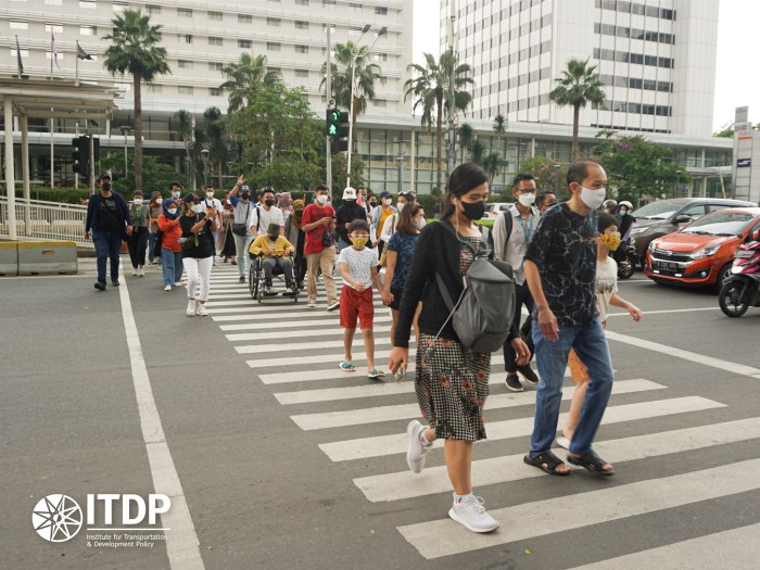 Mengikuti walking tour gratis untuk mengenal kota saat liburan tahun baru 2025