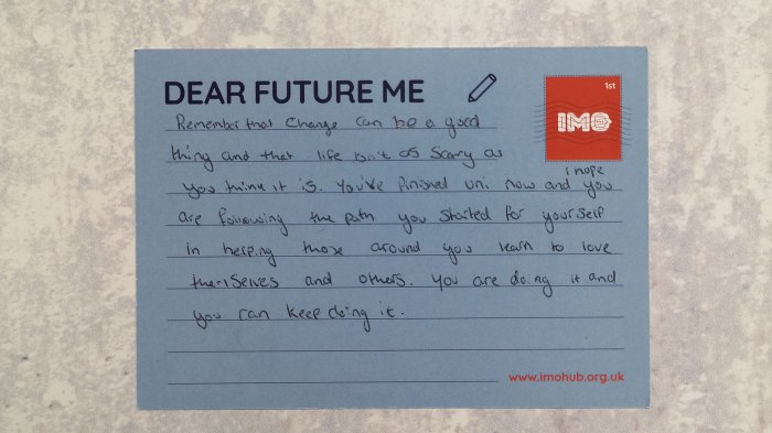 Menulis surat untuk diri sendiri di masa depan di tahun baru 2025 bersama teman