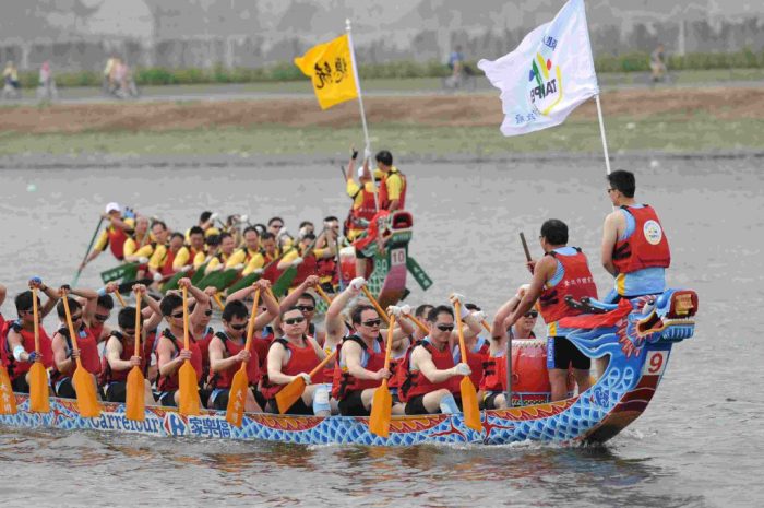 Tradisi unik lomba dayung perahu naga saat tahun baru 2025 di Riau