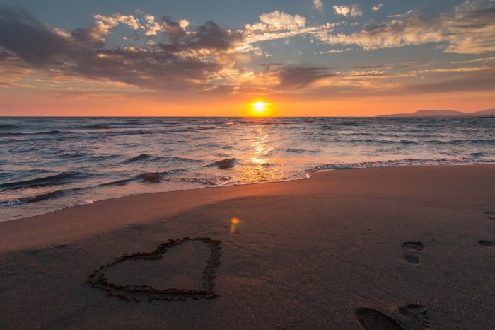 Menikmati sunrise pertama di tahun 2025 di pantai bersama teman