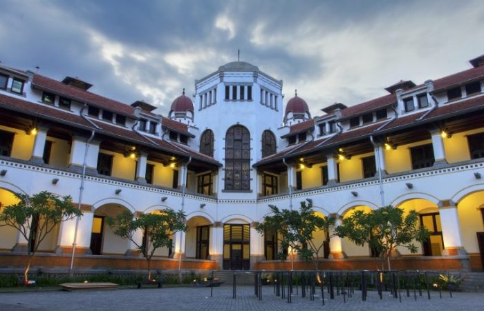 Menyambut tahun baru 2025 di Kota Lama Semarang