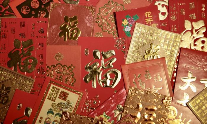Tradisi unik memberikan angpao kepada anak-anak saat tahun baru Imlek 2025