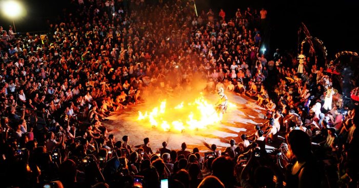 Melihat tradisi unik tari kecak saat tahun baru 2025 di Bali
