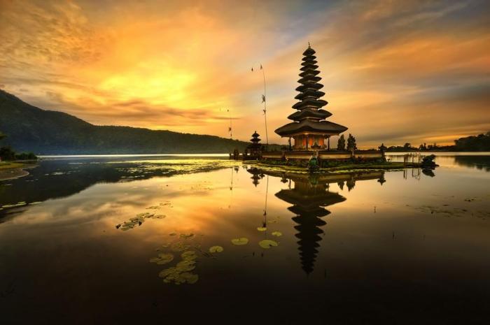 Paket liburan tahun baru 2025 ke Bali dengan mengunjungi Ulun Danu Beratan Temple
