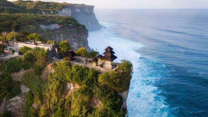 Paket liburan keluarga tahun baru 2025 ke Bali dengan Uluwatu Temple