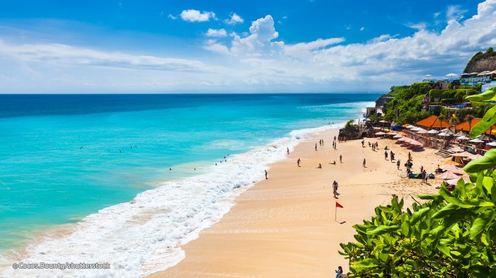 Paket liburan tahun baru 2025 ke Bali dengan mengunjungi Pantai Dreamland