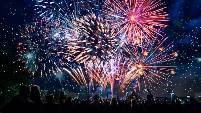 Menonton pesta kembang api meriah bersama teman di tahun baru 2025