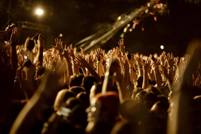 Mengikuti festival musik tahun baru 2025 bersama teman