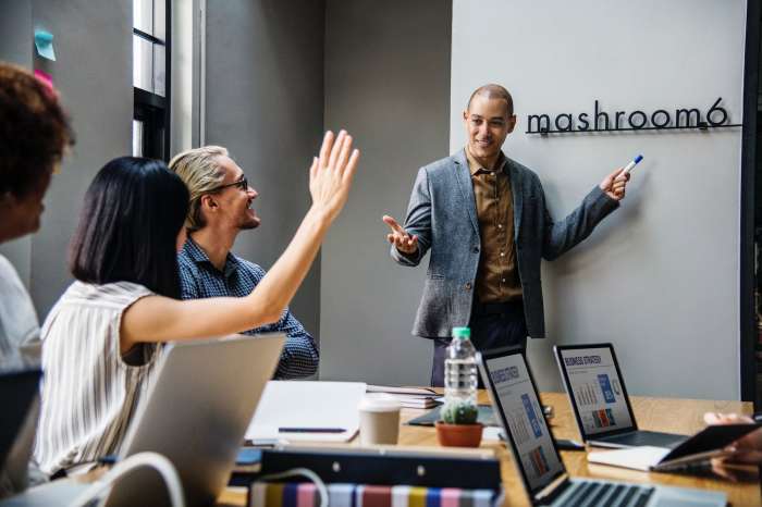 Mengikuti Kelas Public Speaking Di Tahun Baru 2025
