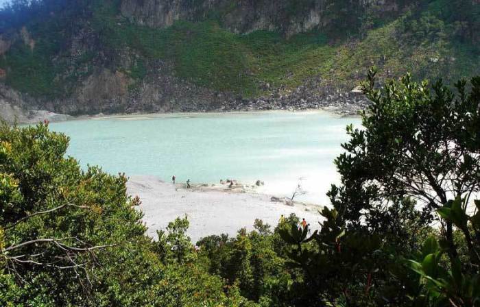 Paket liburan keluarga tahun baru 2025 ke Kawah Putih dengan pemandangan kawah