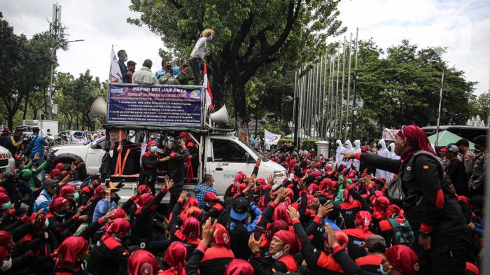 Apakah ada pro dan kontra terkait UMP DKI 2025?
