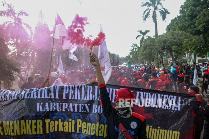 Bagaimana pendapat masyarakat tentang UMK Jateng 2025?