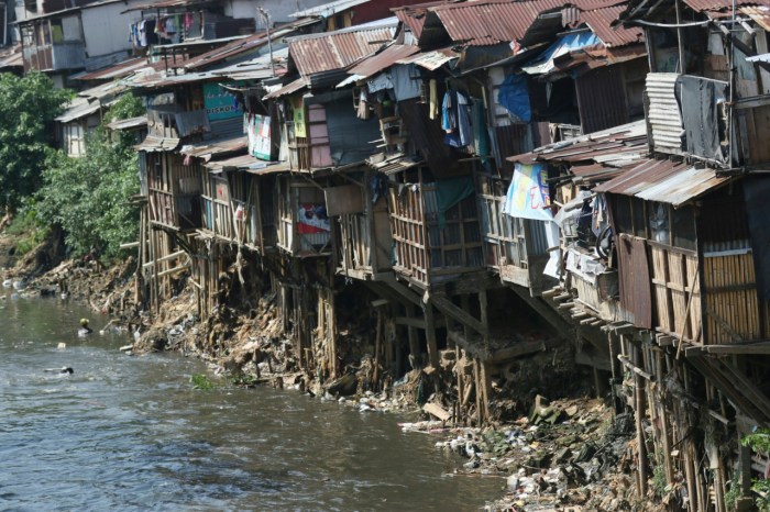 Apakah UMR Surabaya 2025 mempengaruhi tingkat kemiskinan di Surabaya?