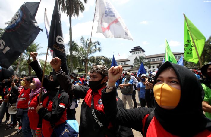 Apakah ada program pemerintah Jateng untuk meningkatkan UMK Jateng 2025?