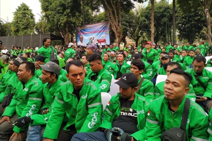 Apakah UMR Surabaya 2025 berlaku untuk semua pekerja di Surabaya?