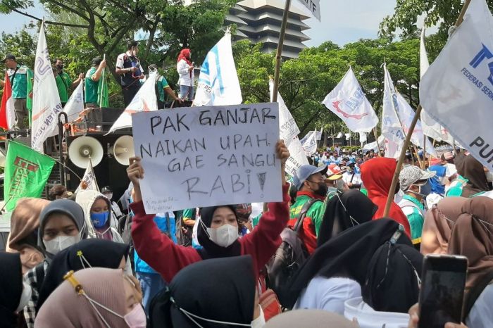 Apakah UMK Jateng 2025 mempengaruhi pengangguran?