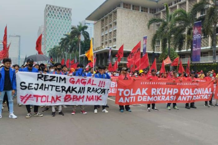 UMR Surabaya 2025 vs UMP Jawa Timur 2025