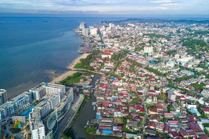 Siapa yang menetapkan UMR Surabaya 2025?