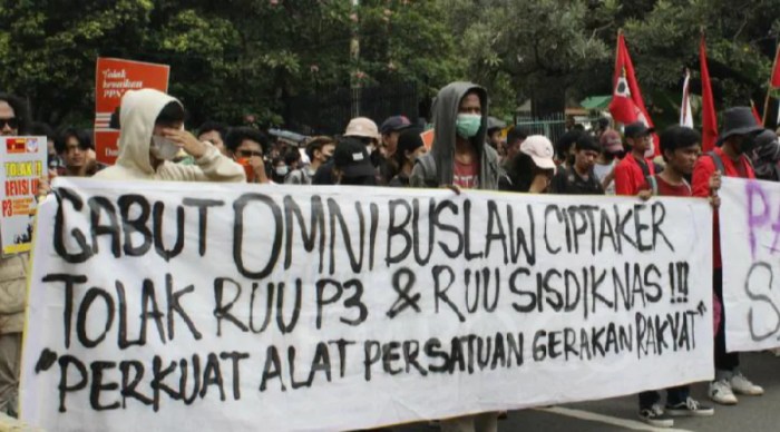 Bagaimana pendapat serikat pekerja tentang UMR Surabaya 2025?