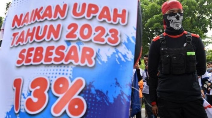 Apakah kenaikan UMR Surabaya 2025 mengikuti inflasi?
