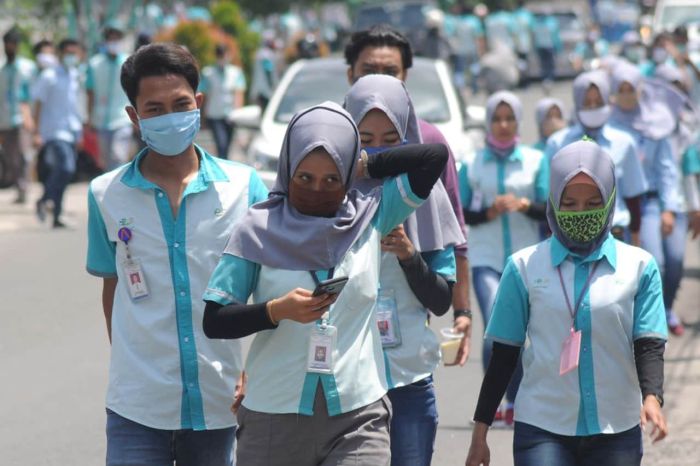 Di mana saya bisa melihat pengumuman resmi UMR Surabaya 2025?