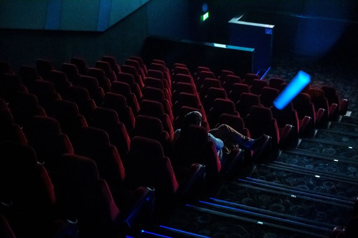 Apakah film [judul film] tayang di semua bioskop?