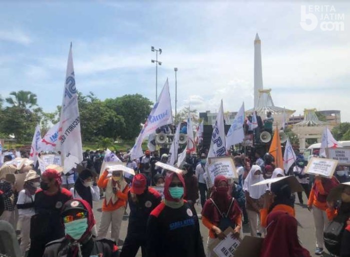 Apa saja solusi untuk mengatasi masalah UMR Surabaya 2025?