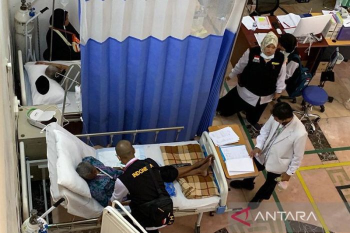 Bagaimana cara mengatasi jamaah haji yang sakit atau mengalami kesulitan?