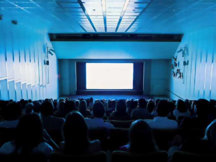 Website apa saja yang menyediakan informasi tentang film bioskop yang tayang 1 Januari 2025?