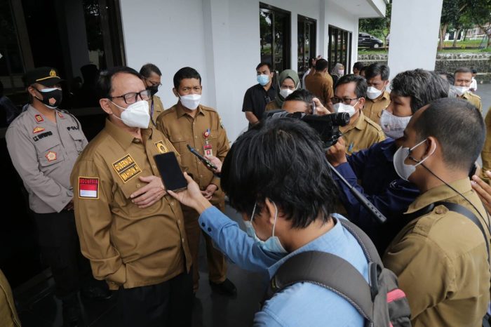Apakah ada sanksi bagi pelanggar peraturan tentang kenaikan UMK 2025?