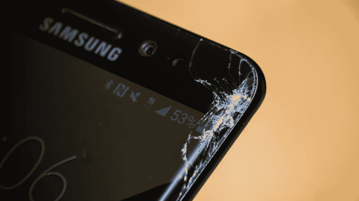 Bagaimana cara mengatasi Samsung Galaxy S25 yang layarnya retak akibat terjatuh di tahun 2025?