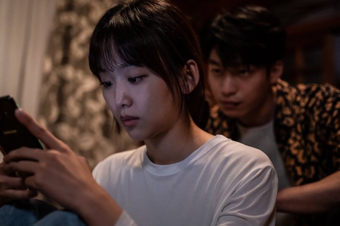 Apakah ada midnight show untuk film [judul film]?