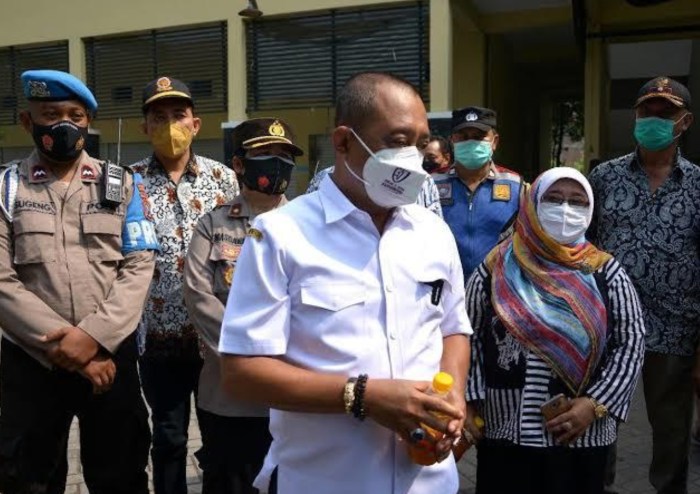 Apakah UMR Surabaya 2025 mempengaruhi pengangguran di Surabaya?
