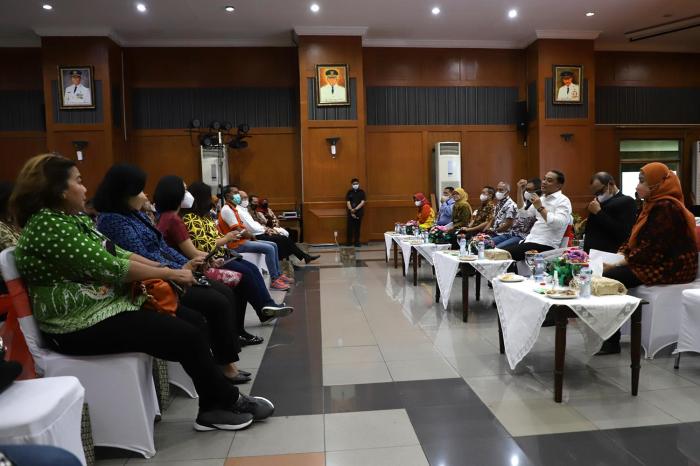 UMR Surabaya 2025 daya beli masyarakat