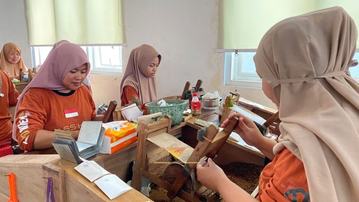 Bagaimana cara melaporkan pelanggaran terkait kenaikan UMK 2025?