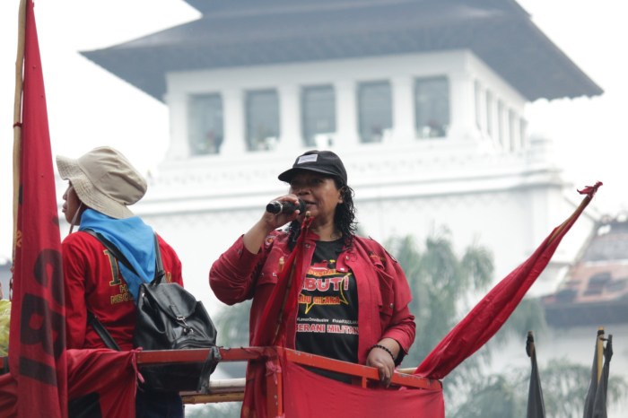 Bagaimana cara melaporkan pelanggaran terkait kenaikan UMK 2025?