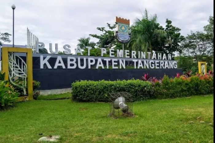 Apa dampak UMR Surabaya 2025 terhadap perekonomian Surabaya?