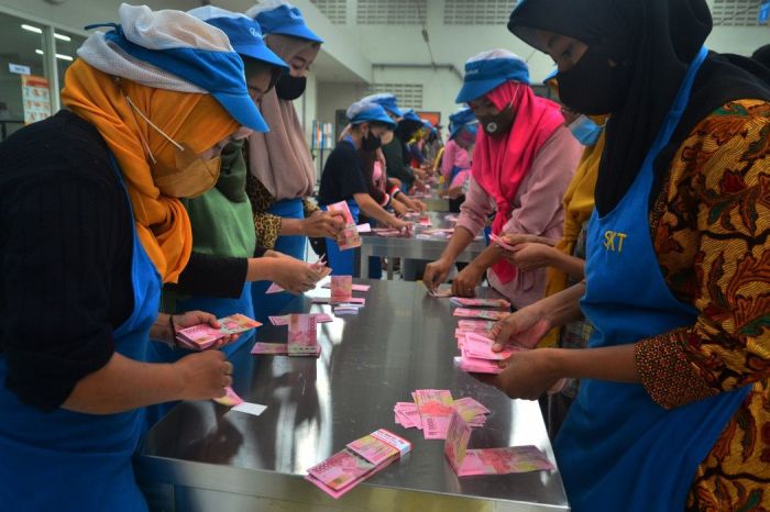 Apakah UMR Surabaya 2025 sudah diumumkan?