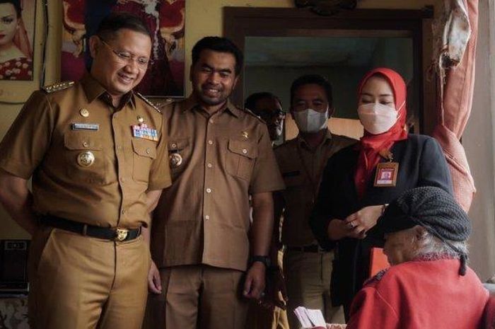 Apa perbedaan PKH 2025 dan BLT?