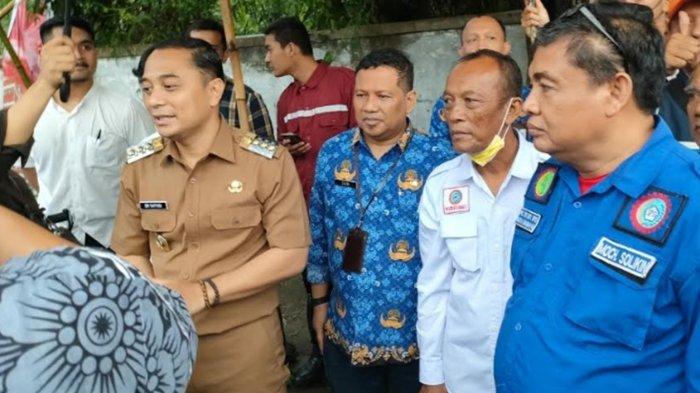 Apakah UMR Surabaya 2025 mempengaruhi pengangguran di Surabaya?