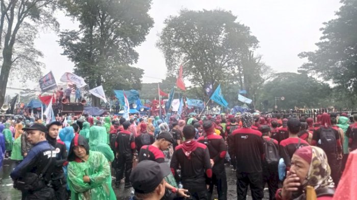 Bagaimana pendapat pemerintah tentang kenaikan UMK 2025?