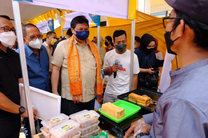 Apakah bantuan UMKM 2025 sama dengan KUR?