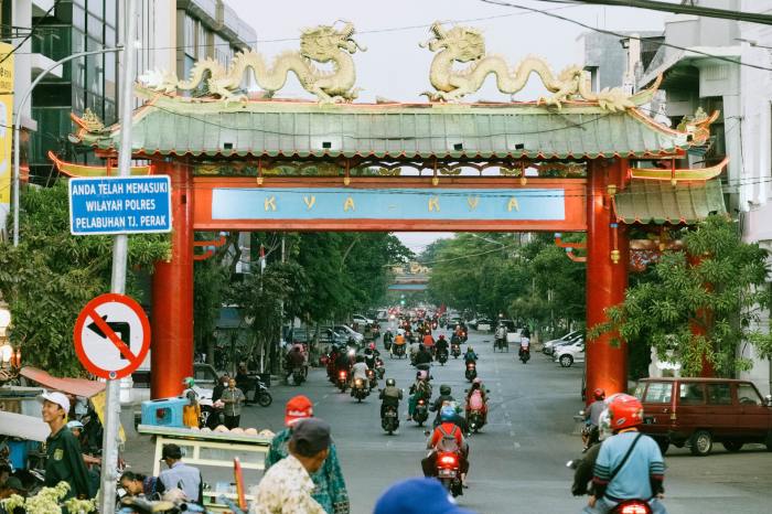 Bagaimana perbandingan UMR Surabaya 2025 dengan kota lain di Indonesia?