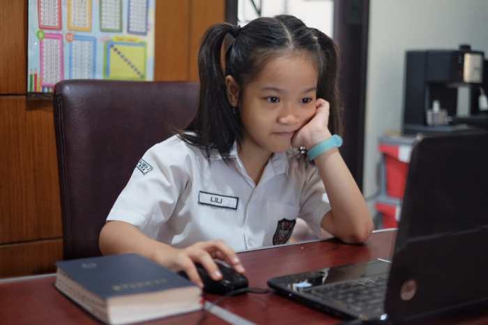 Contoh Warta Sunda Tentang Sakola Online
