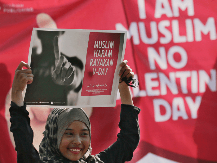 Hukum Hari Valentine Menurut Islam 2025