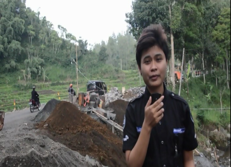 Straight News Contoh